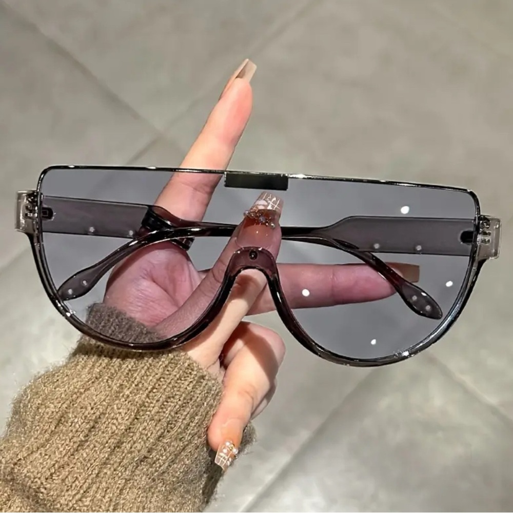 Black Aviator Sunglasses with Sleek Design and Dark Lenses